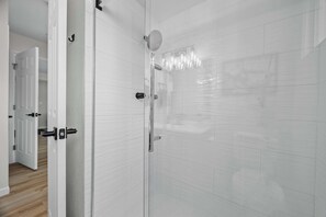 Shower, hair dryer, towels - Lake Loveland Lookout | Balcony & Modern Reno (Loveland)