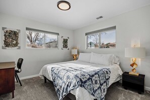 Bureau, fer et planche à repasser, lit parapluie, Wi-Fi