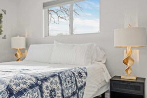 Desk, iron/ironing board, travel cot, WiFi - Lake Loveland Lookout | Balcony & Modern Reno (Loveland)