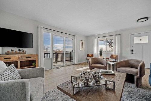 Lake Loveland Lookout | Balcony & Modern Reno