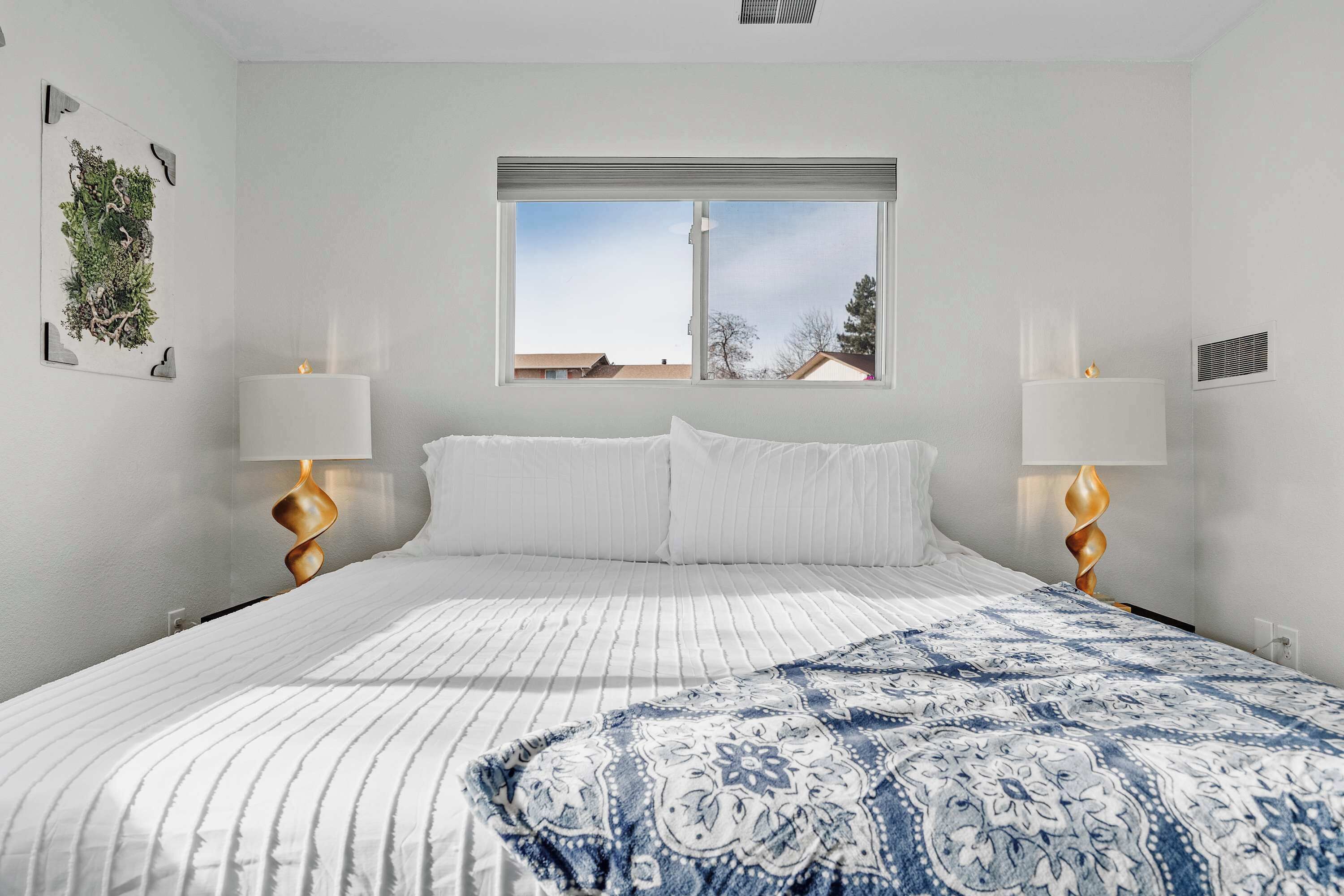 Skrivbord, strykjärn/strykbräda, resesäng och wi-fi