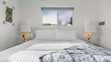 Skrivebord, strykejern/-brett, reiseseng for barn og wi-fi