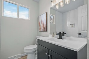 Douche, sèche-cheveux, serviettes fournies