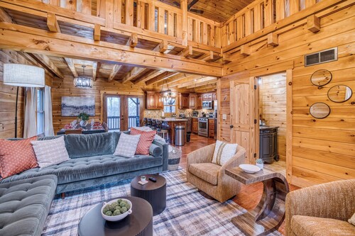2MstrSuites~Pickleball~Golf~Hottub~Firepit~Gameroom~pooltable~Views~Sleeps 16