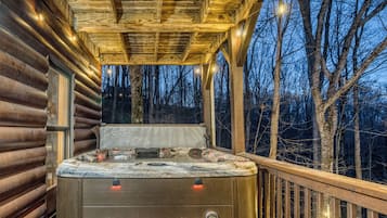 Tina de hidromasaje al aire libre