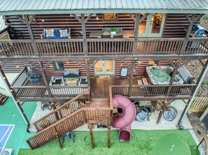 Outdoor dining - 2MstrSuites~Pickleball~Golf~Hottub~Firepit~Gameroom~pooltable~Views~Sleeps 16 (Talking Rock)