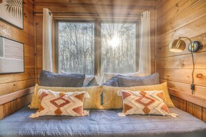 6 bedrooms, iron/ironing board, WiFi, bed sheets - 2MstrSuites~Pickleball~Golf~Hottub~Firepit~Gameroom~pooltable~Views~Sleeps 16 (Talking Rock)
