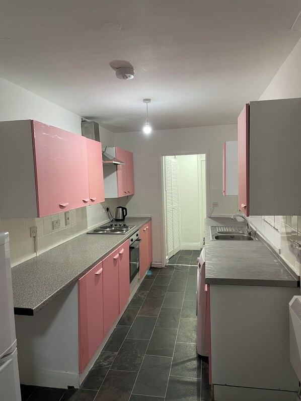 Kühlschrank, Mikrowelle, Ofen, Geschirrspüler