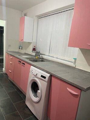 Kühlschrank, Mikrowelle, Ofen, Geschirrspüler