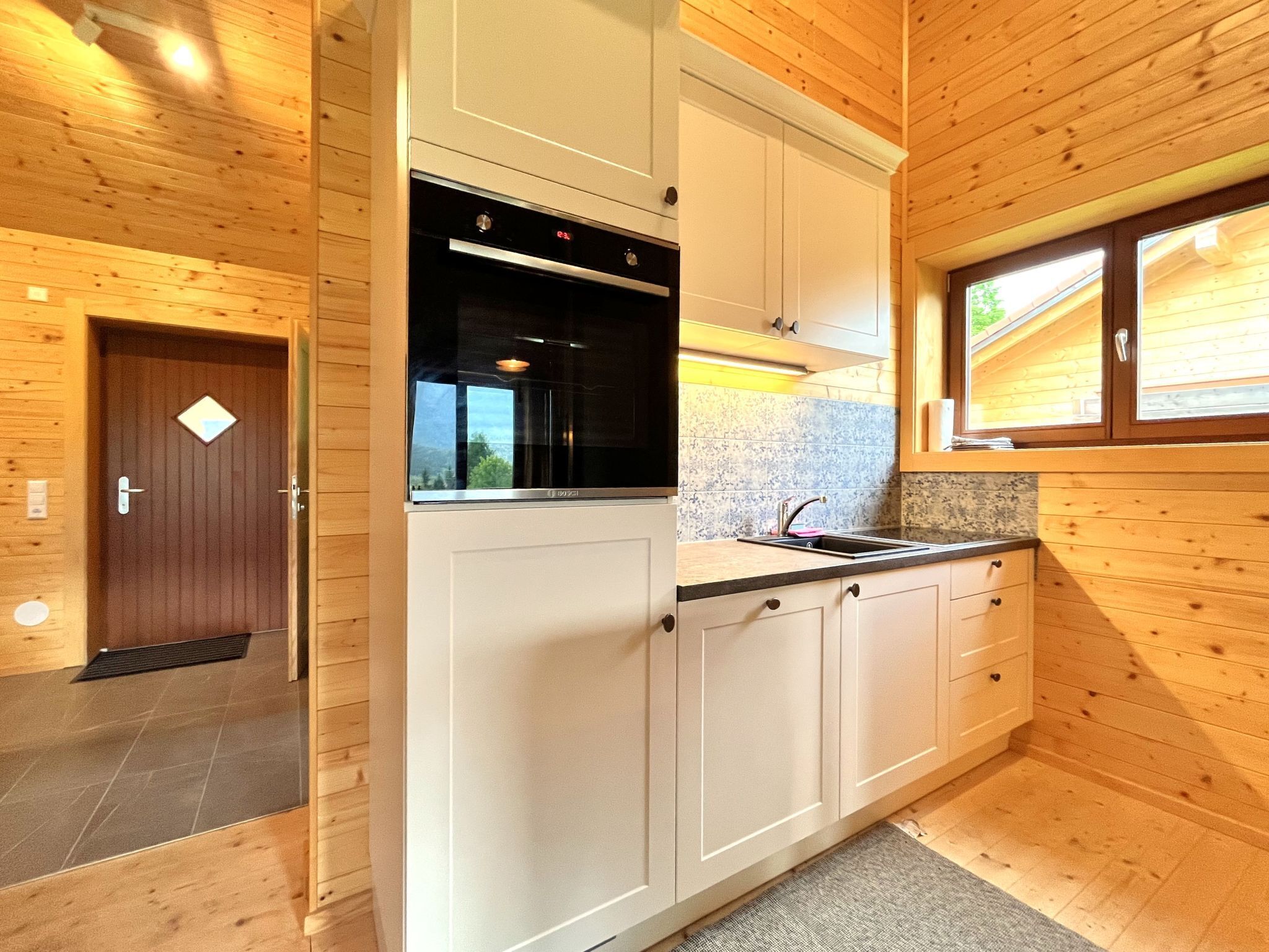 Fridge, oven, dishwasher, cookware/dishes/utensils