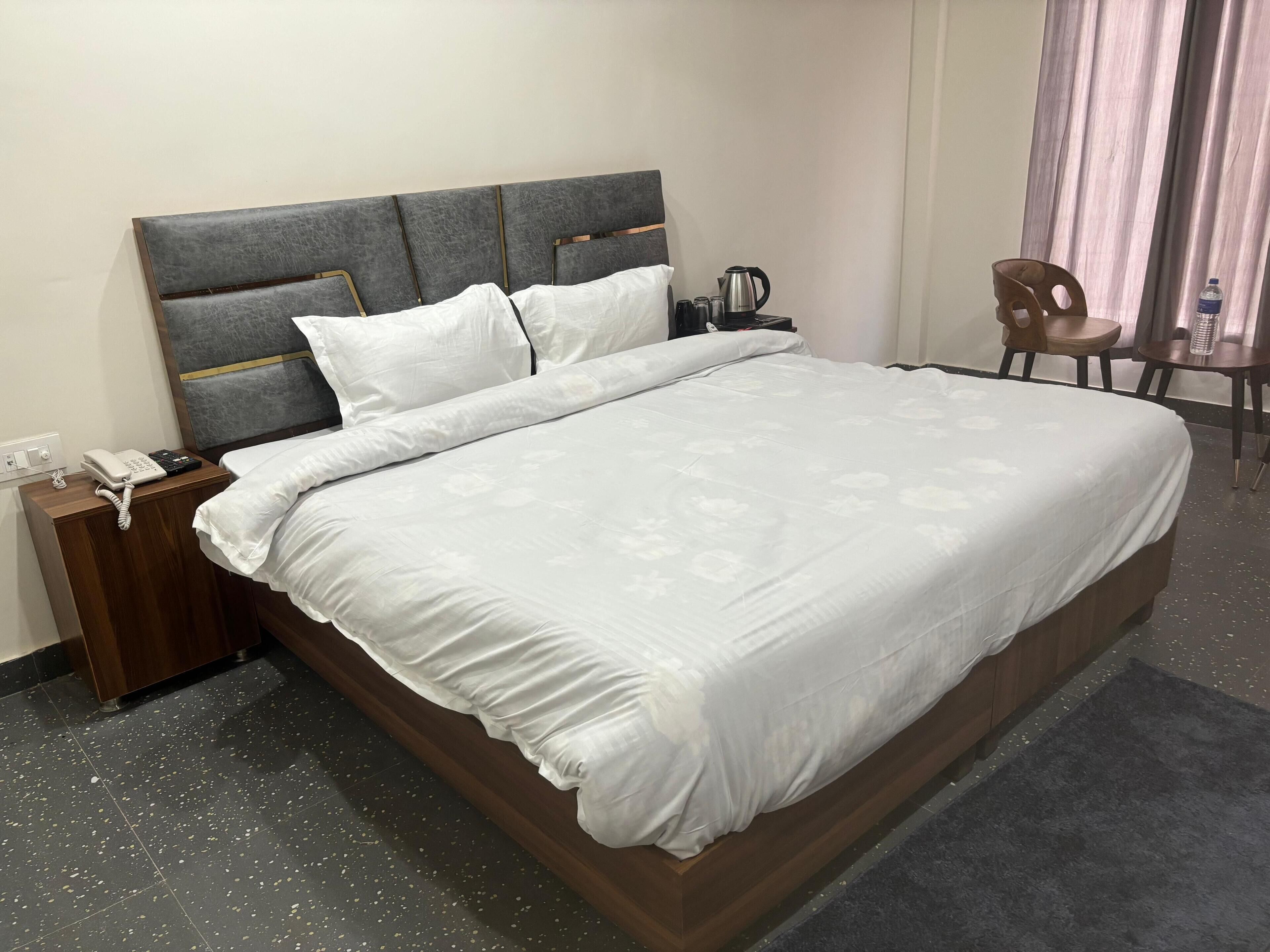 مساحة عمل للكمبيوتر المحمول ومكواة/لوح كي وواي فاي مجانًا