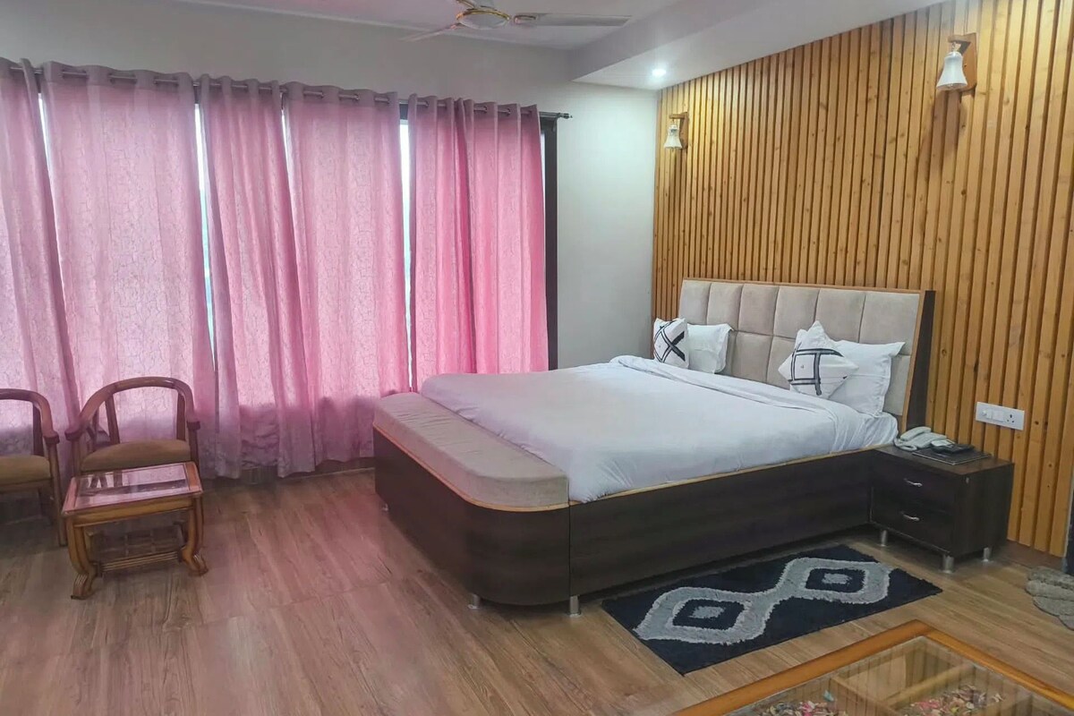 Family Suite | Laptop workspace, iron/ironing board, WiFi (free), bed sheets