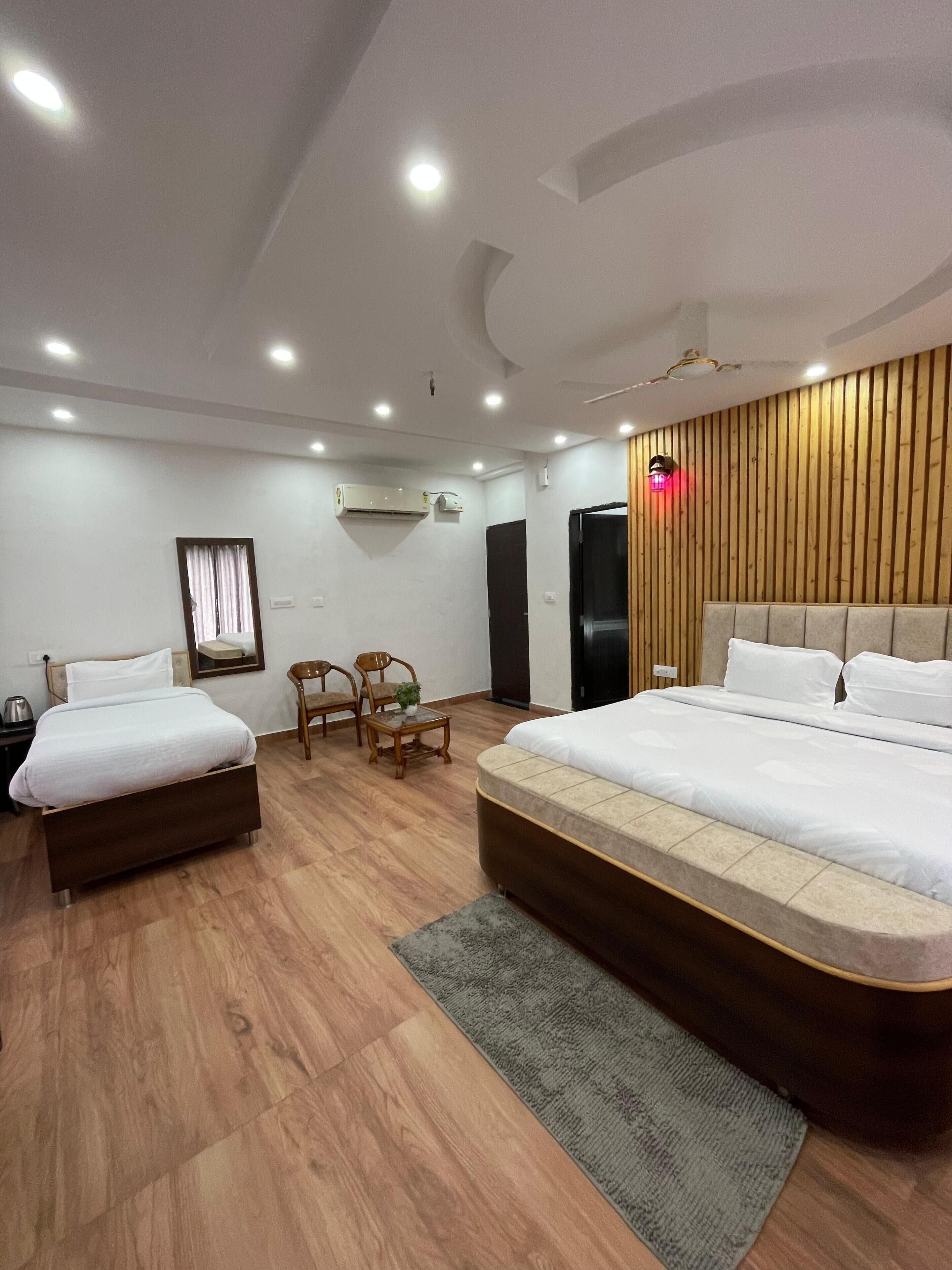 مساحة عمل للكمبيوتر المحمول ومكواة/ لوح كي وواي فاي مجانًا