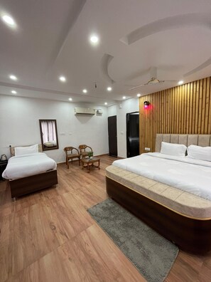 مساحة عمل للكمبيوتر المحمول ومكواة/لوح كي وواي فاي مجانًا