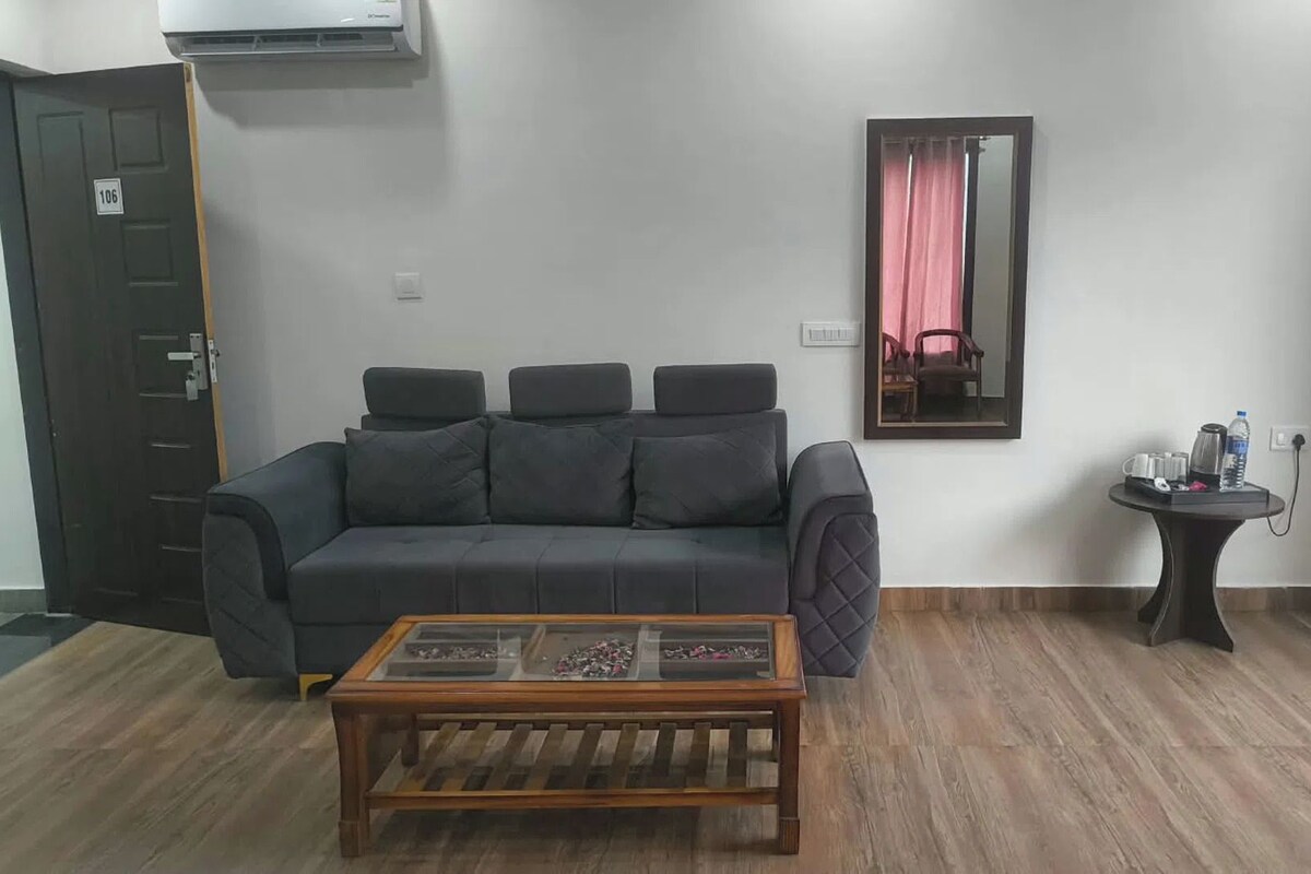 Standard Suite | Laptop workspace, iron/ironing board, WiFi (free), bed sheets