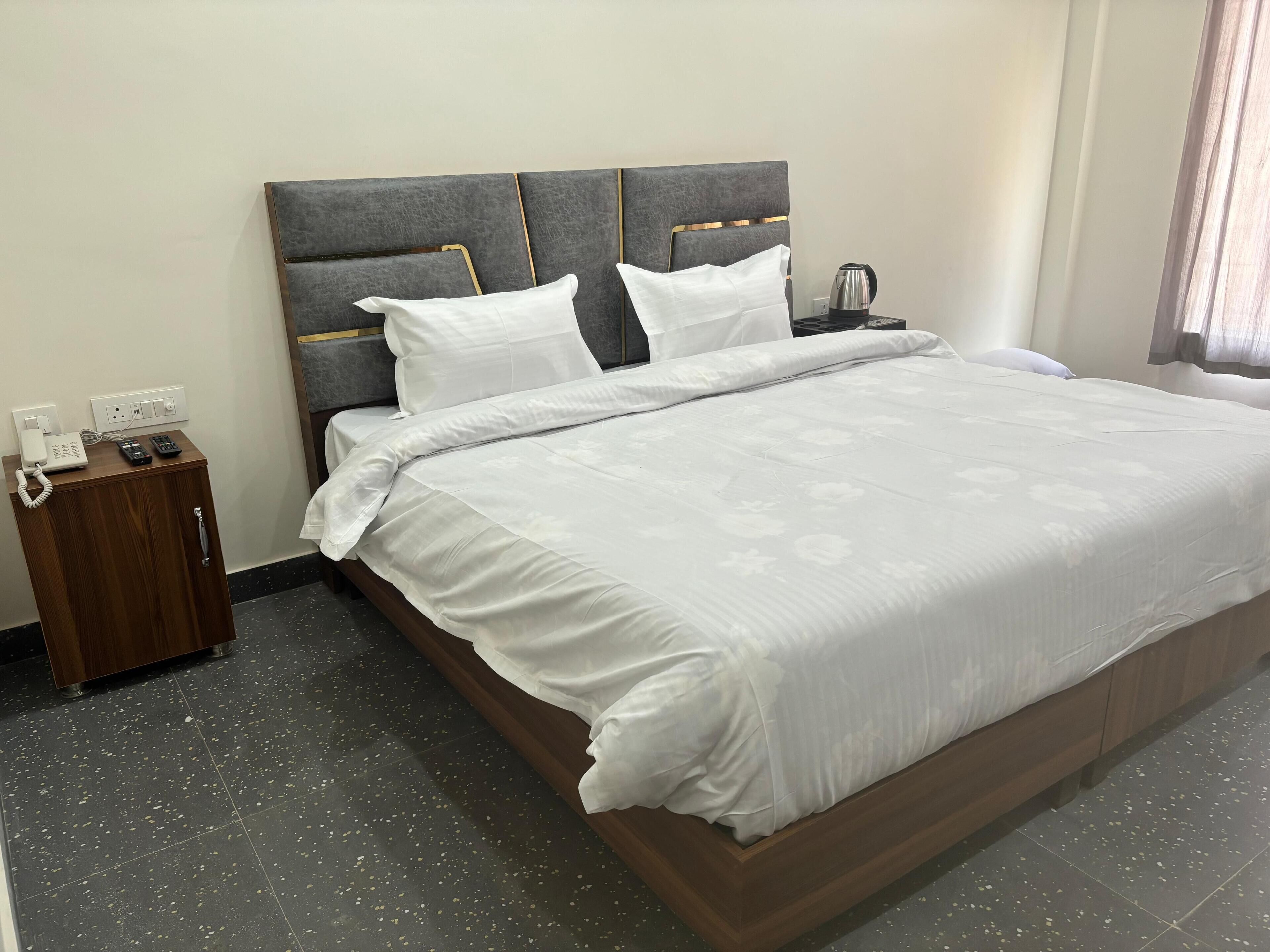 مساحة عمل للكمبيوتر المحمول ومكواة/لوح كي وواي فاي مجانًا