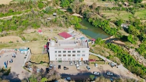 Un hôtel doté d’un parking et situé à proximité d’une rivière.