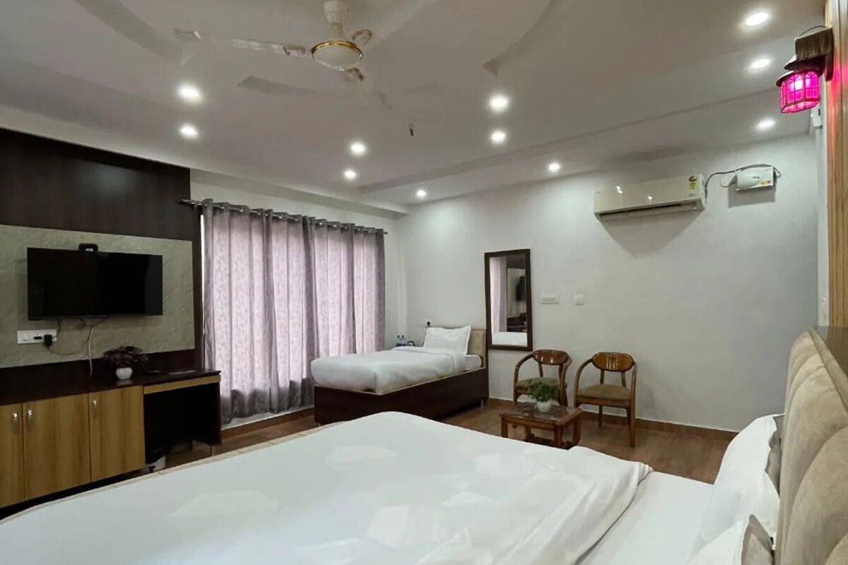 Deluxe Room | Laptop workspace, iron/ironing board, WiFi (free), bed sheets