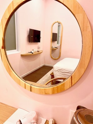 Habitación básica doble | Baño | Regadera, regadera con hidromasaje, amenidades de baño gratuitas