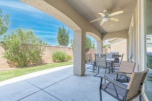 Outdoor dining - Clovis Gem – 4BR, 3.5 Bath (Clovis)