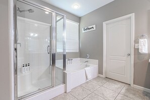 Een douche, een haardroger, handdoeken, zeep