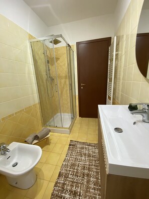 Shower, hair dryer, towels, soap - 10 minutes from Maranello and the Modena Golf Club Cozy La Petite Maison (Emilia-Romagna)
