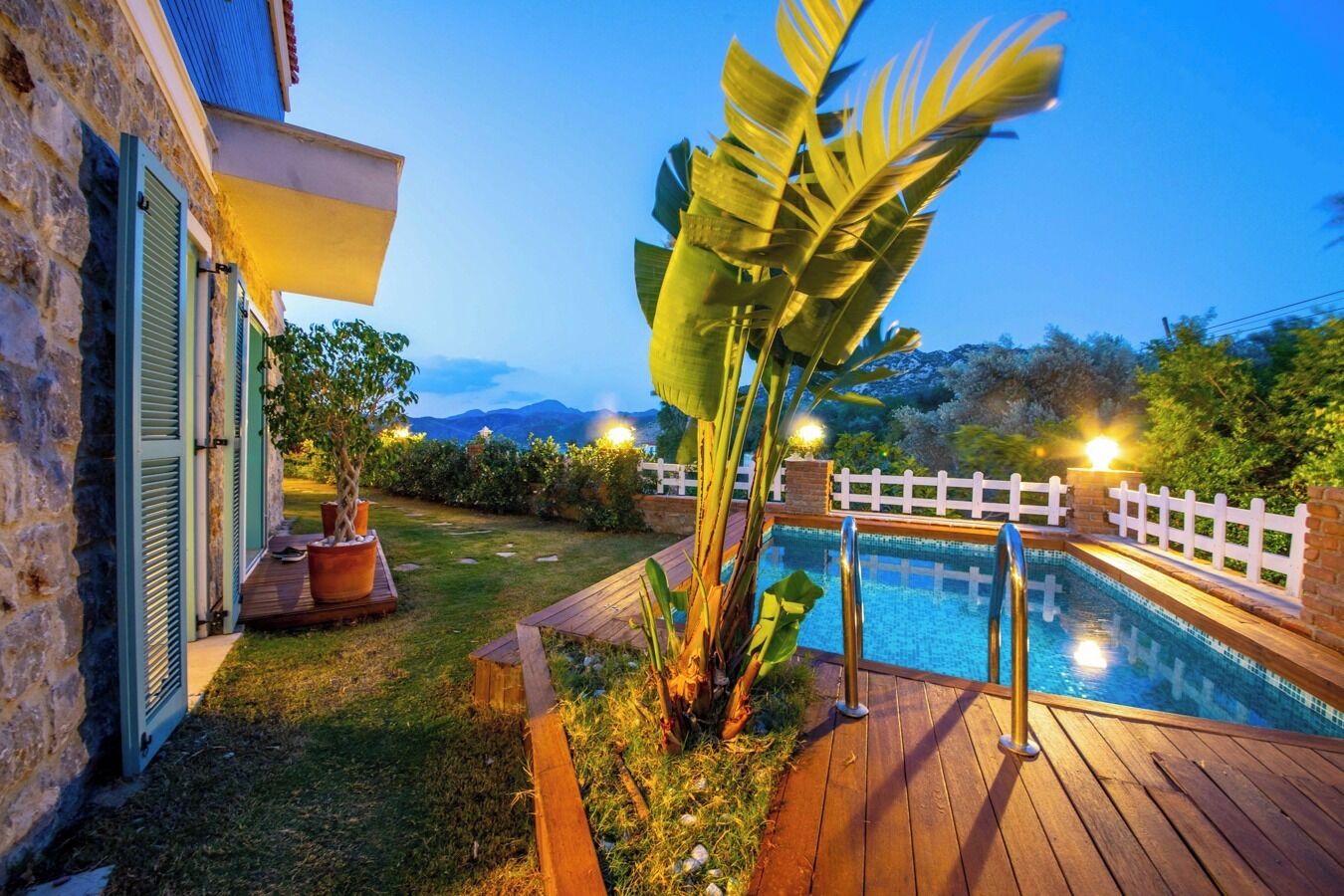 Huvila, 3 makuuhuonetta, näköala lahdelle, meren rannalla | Näkymä puutarhaan