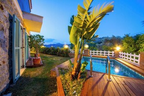 Villa, 3 habitaciones, vista a la bahía, frente al mar | Vista al jardín