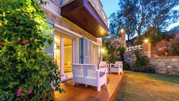 Villa, 3 soverom, utsikt mot bukt, sjøvendt | Terrasse/patio