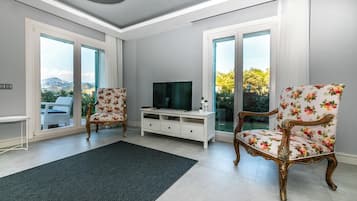 Villa, 3 habitaciones, vistas a la bahía, mirando al mar | Zona de estar | Una televisión de pantalla plana