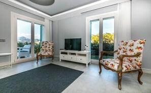 Villa, 3 slaapkamers, uitzicht op de baai, uitzicht op zee | Woonruimte | Flatscreentelevisie