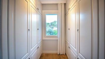 Villa, 3 habitaciones, vista a la bahía, frente al mar | Guardarropa