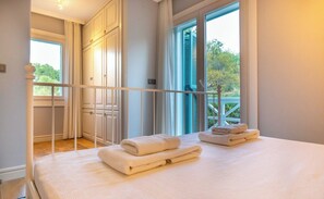 Villa, 3 habitaciones, vista a la bahía, frente al mar | Tabla de planchar con plancha y wifi gratis