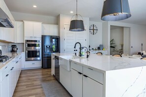 Private kitchen - New Modern Luxury 8-bed mins to AAG, Fwy, Clubhouse. Ideal Sports or Ext Stay  (Mesa)