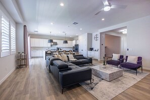 Smart TV - New Modern Luxury 8-bed mins to AAG, Fwy, Clubhouse. Ideal Sports or Ext Stay  (Mesa)