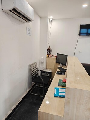 Reception - Skyer Inn Hotel (Lucknow)