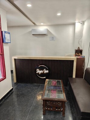 Reception - Skyer Inn Hotel (Lucknow)