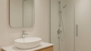 Dusj, håndklær, såpe og sjampo