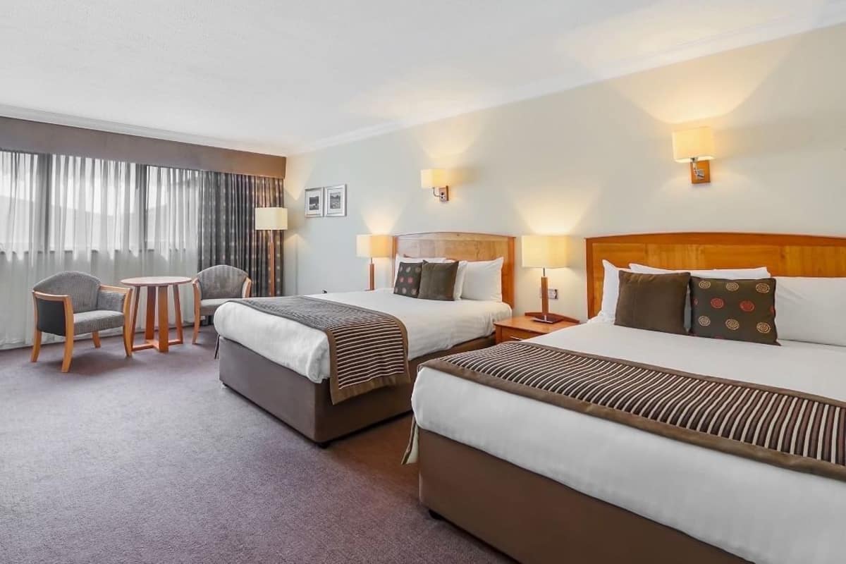 Habitación cuádruple familiar, vista a la ciudad | Tabla de planchar con plancha y wifi gratis