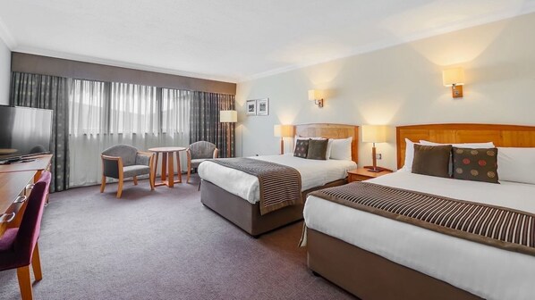 Habitación cuádruple familiar, vista a la ciudad | Tabla de planchar con plancha y wifi gratis