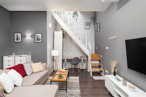 Íbúð - 1 meðalstórt tvíbreitt rúm með svefnsófa - loftkæling | Stofa