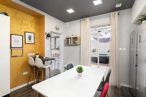 Íbúð - 1 meðalstórt tvíbreitt rúm með svefnsófa - loftkæling | Borðstofa