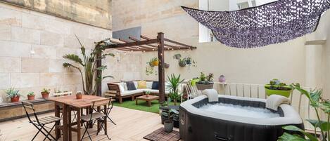 Apartment, 1 Queen Bed with Sofa bed, Air conditioning | Private spa tub