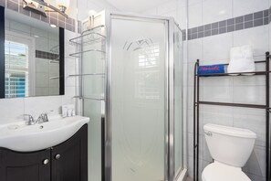 Hair dryer, towels, soap, toilet paper - The CrabTrap B • 1BR Suite + Sleeper Sofa • Beach (Flagler Beach)