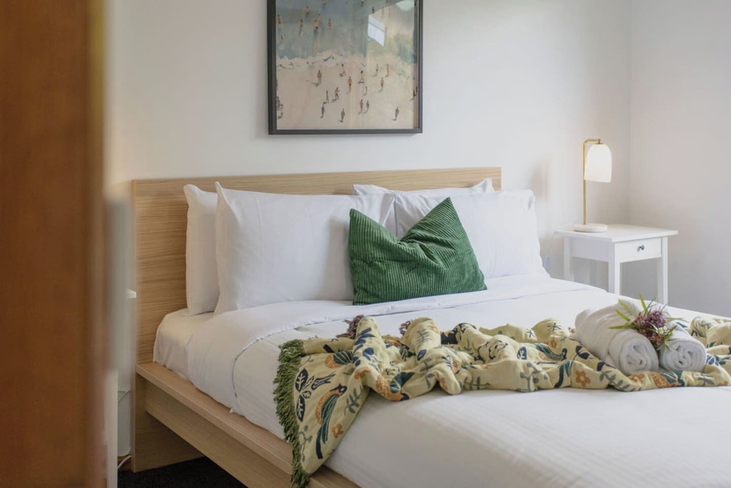 Een strijkplank/strijkijzer, wifi, beddengoed