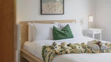 Een strijkplank/strijkijzer, wifi, beddengoed