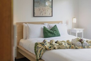 Een strijkplank/strijkijzer, wifi, beddengoed