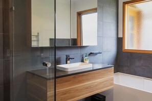 Hair dryer, towels - The Balcony - pet friendly! (Jan Juc)