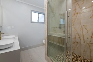 Douche, sèche-cheveux, serviettes fournies, papier toilette