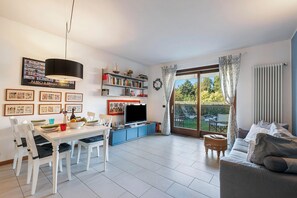 Apartamento família, vários quartos (Blu Oltrelago Pool & Lake) | Área de estar | Smart TV 21 polegadas com canais a cabo